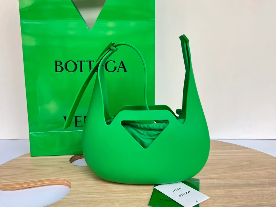 B's new model is coming [let me see] 696920 rubber shoulder bag Wow wow wow! The shape is simply the finishing touch. It is a shoulder bag made of velvet rubber. This special material makes the bag light, soft and practical. There is a nylon drawstring pouch inside that can be removed at will. It is really suitable for girls to store various small items. It is durable, lightweight, easy to store, looks good and has a sweet and high-end feel. This is so cute that I want to keep it privately. Dimensions: 27x17x7.5